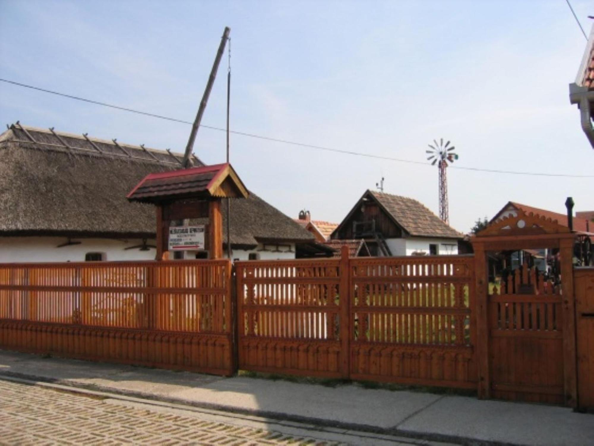 메조코베스드 Fenyo Panzio B&B 외부 사진